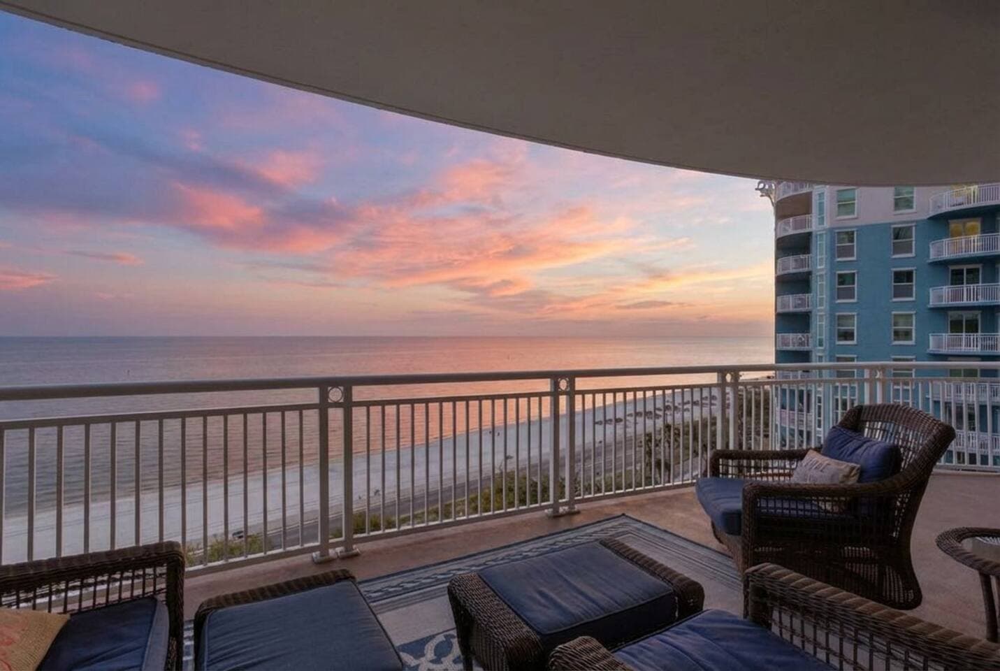 Gulf Front Serenity: Spacious 3 Bed 2 Bath Oceanfront Stay